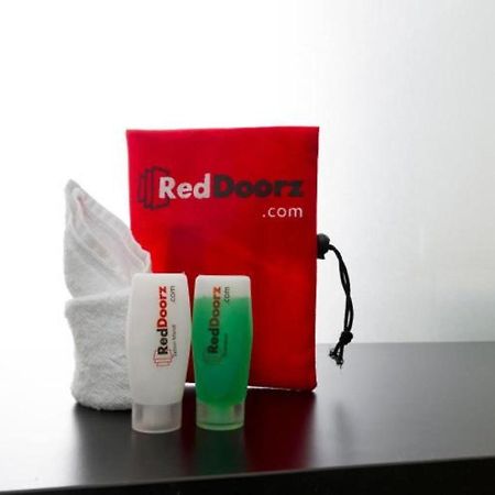 Reddoorz Plus Near Mall Ciputra Jakarta Exterior foto