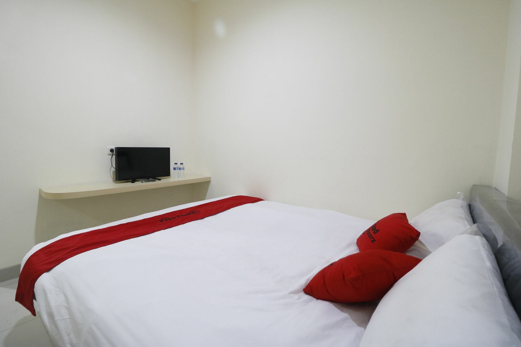 Reddoorz Plus Near Mall Ciputra Jakarta Exterior foto